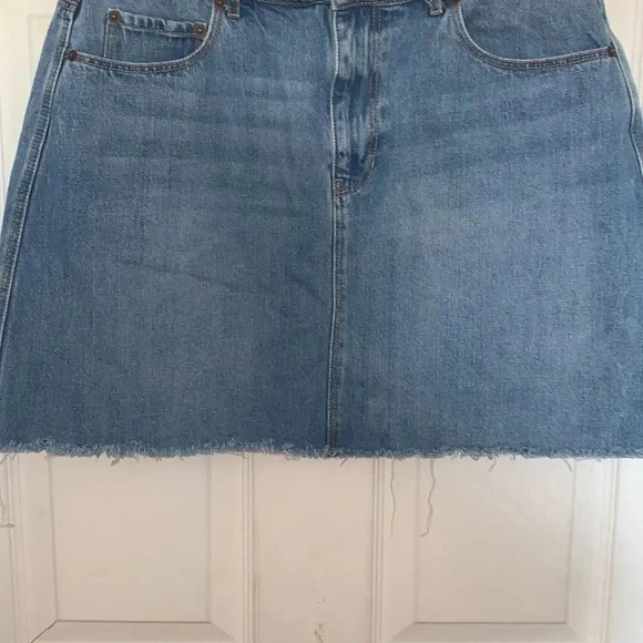 Old Navy Women’s Denim Mini Skirt Blue Size 10 - Picture 3 of 5